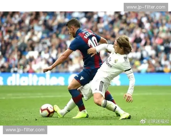 绿茵场上的冰与火之歌：当“小青蛙”莱万特遇上“银河战舰”皇家马德里